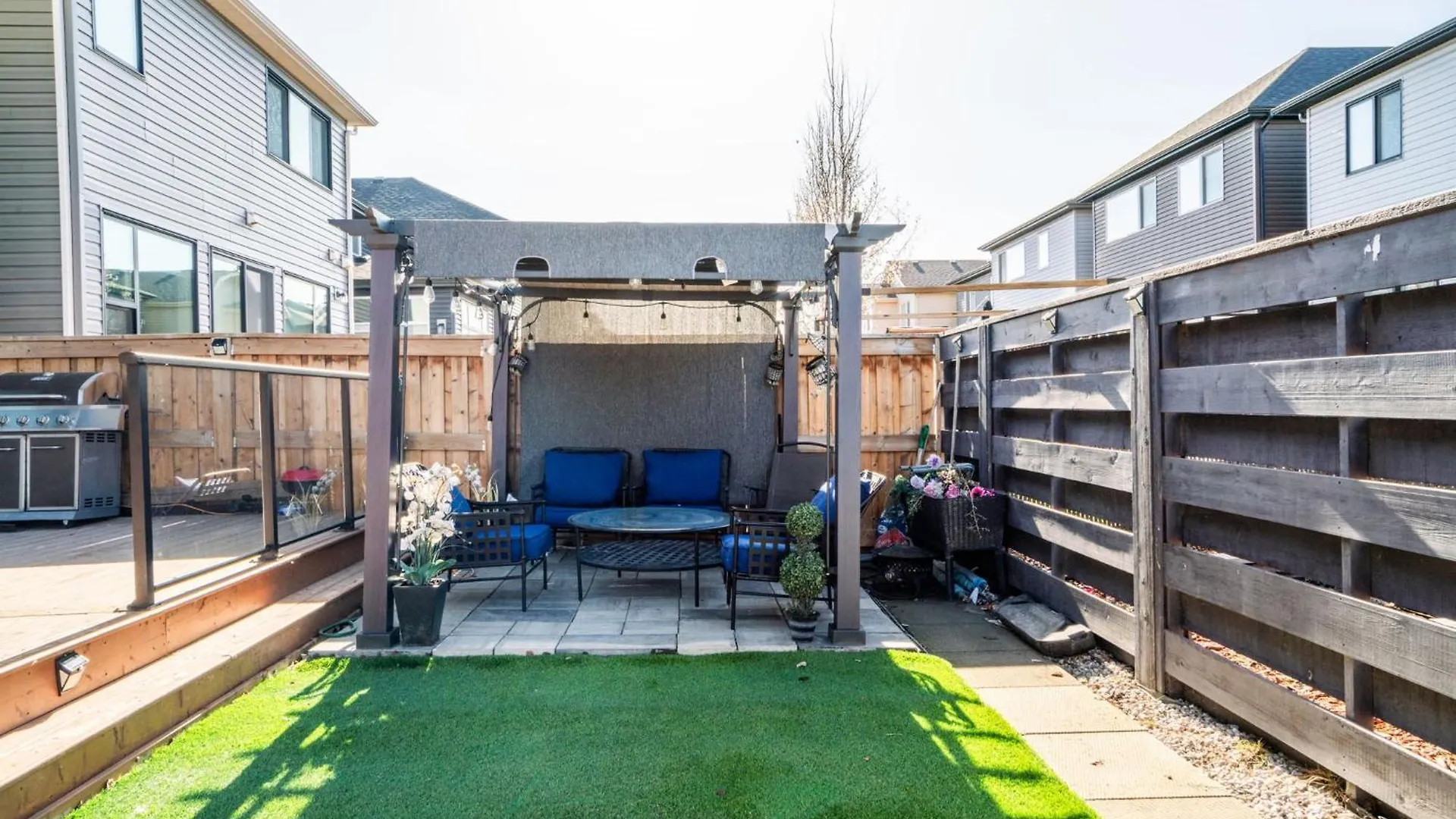 Small Paris Two Bedrooms Basement Suite 0*, Calgary